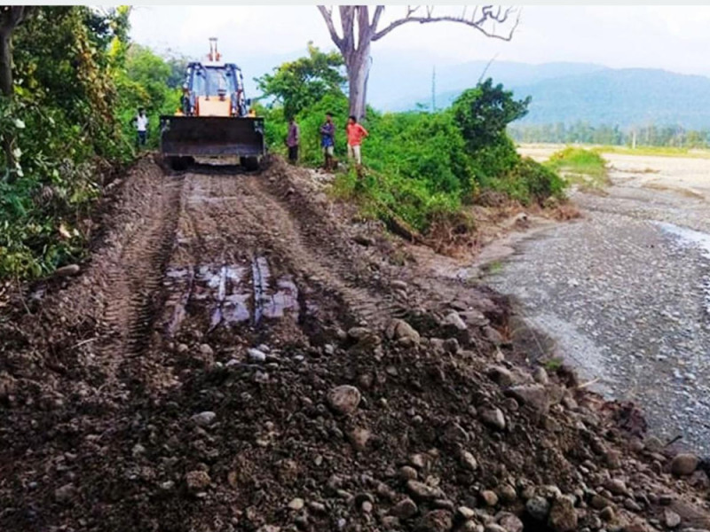 कञ्चनपुरको बेलडाँडीमा अनौखी खोलाको बाढीले भत्काएको सडक मर्मत गरिँदै
